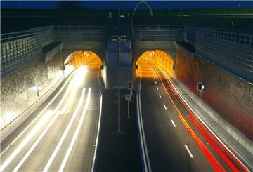 Lichter sind auf den Fahrspuren in der Einfahrt des Wesertunnels zu sehen.