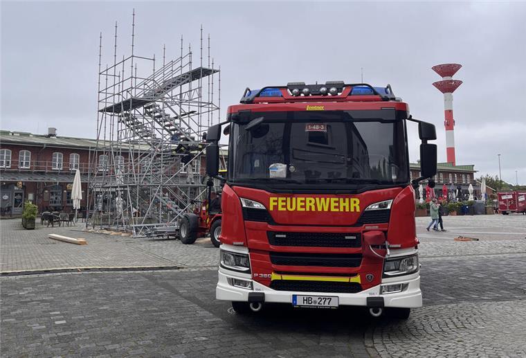 Firefighter Combat Challenge im Fischereihafen - heute starten Showläufe Der Wettkampfturm für die Firefighter Combat Challenge wurde am Donnerstag (11.5.) im Schaufenster Fischereihafen aufgebaut.