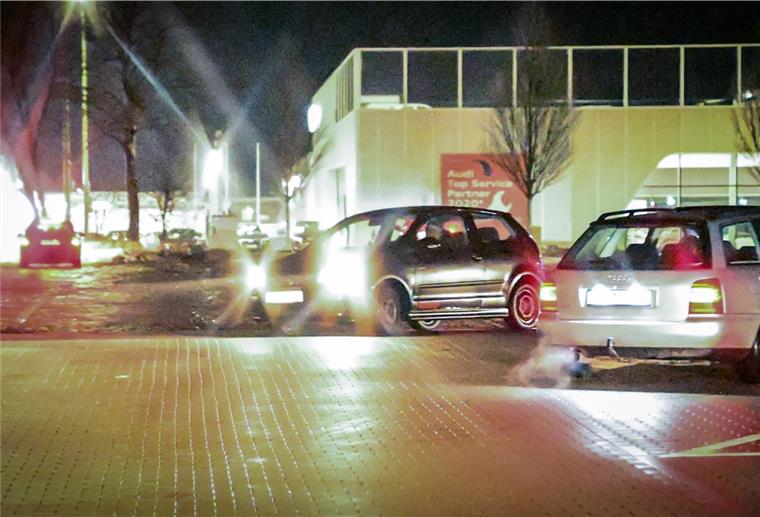 Polizei sperrt Parkplätze ab Der Wilhelm-Kaisen-Platz wurde abends als Treffpunkt gesperrt.