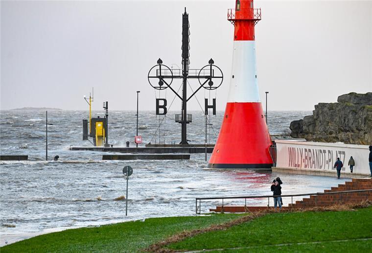 Schwere Sturmflut trifft auf Bremerhaven - So sieht es in Stadt und Land aus Der Willy-Brandt-Platz ist vollständig überspült.