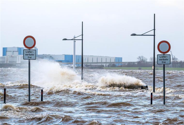 Klimahaus-Experte: Diese Extreme brachte das Wetter im Jahr 2023 Der Willy-Brandt-Platz steht während Sturmtief „Zoltan“ unter Wasser.