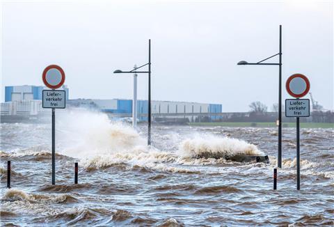 Der Willy-Brandt-Platz steht während Sturmtief „Zoltan“ unter Wasser.
