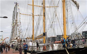 Der Windjammer liegt im Neuen Hafen.