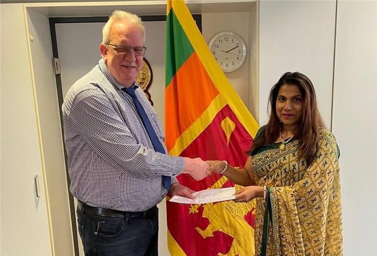 Pflegenotstand: Unterstützung aus Sri Lanka Der Wittstedter Helmut Verbeek musste ins Generalkonsulat von Sri Lanka nach Frankfurt reisen, um dort die Unterlagen an Generalkonsulin M.E.M Weninger zu übergeben.
