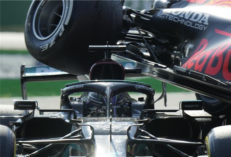 Formel 1: Hitziger Kampf der Favoriten geht weiter Der WM-Kampf zwischen Lewis Hamilton (links) und Max Verstappen wird hitzig ausgetragen und führt zu vielen gefährlichen Szenen, wie hier die Kollision beim Grand Prix von Italien.