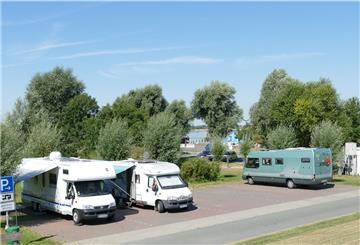 Wohnmobilstellplatz im Bereich des ehemaligen Fähranlegers in Dedesdorf.