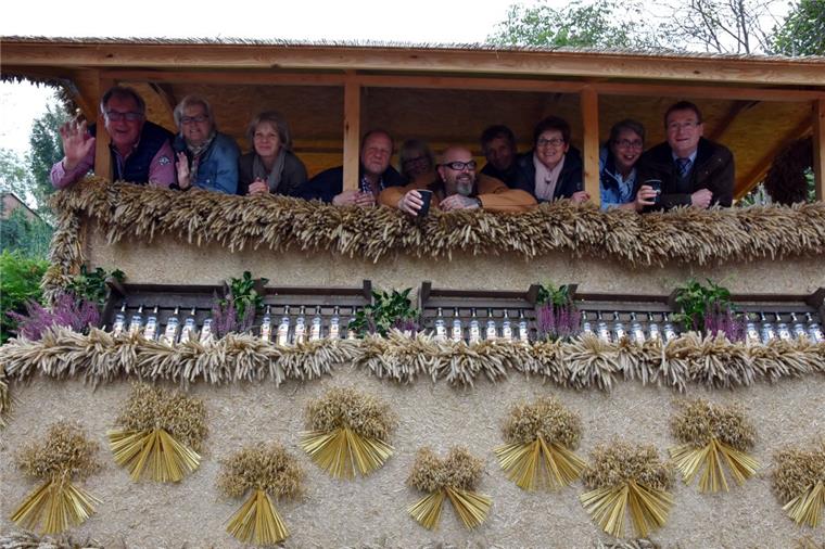 Die schönsten Bilder vom Erntedankfest in Wohnste Der Wohnster Kornwagen mit Kronenbauernpaar, Bürgermeister und Gefolge holte sich bei der Prämierung der Gefährte den ersten Platz.