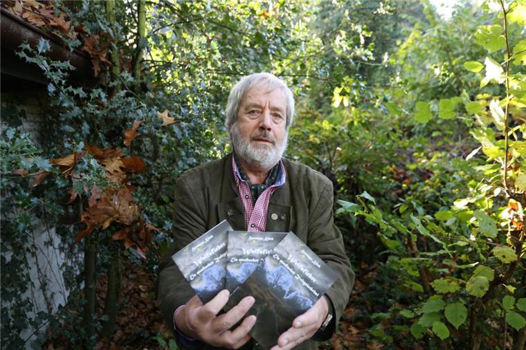 Wolfdiskussion im Cuxland bietet Stoff für neuen Krimi Der Wolfsberater und Autor Hermann Kück aus Lunestedt präsentiert sein neues Buch „Wolfsfieber“.