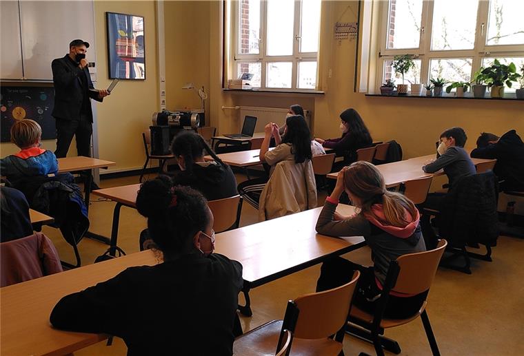 Bremerhaven: Poetry Slam im Unterricht Der Wortkünstler Bas Böttcher stellte der Klasse 5d des Lloyd Gymnasiums seinen Zungenbrecherautomaten vor.