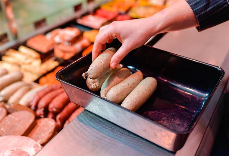 Der Würstchen-Dieb wurde noch im Supermarkt gestellt und musste das Diebesgut wieder aushändigen.