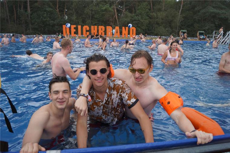 XXL-Pool auf dem Deichbrand: Das passiert mit dem Wasser nach dem Festival Der XXL-Pool auf dem Deichbrand wird gut genutzt.