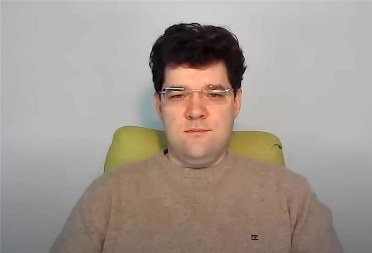 Brake: Ungeimpfter Zahnarzt muss Praxis schließen Ein Mann sitzt auf einem Stuhl.