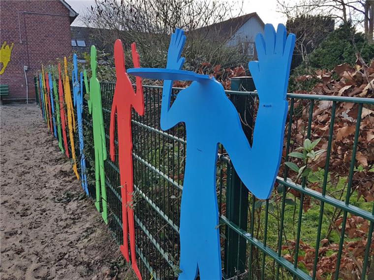 Traurige Kinder in Uthlede: Schon wieder wurde ihr Zaun zerstört Der Zaun wurde 2017 nach Vandalismus aufwendig repariert, jetzt haben ihn Chaoten schon wieder zerstört. Unter anderem wurde ein Kopf abgeknickt.