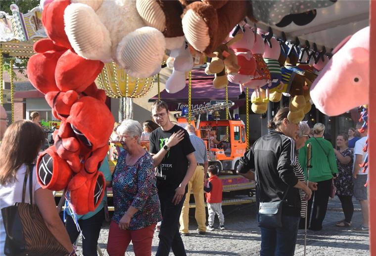 Herbstmarkt verlässt die Fußgängerzone: Ab September zurück auf Veranstaltungsgelände Menschen stehen von einem Karussell.