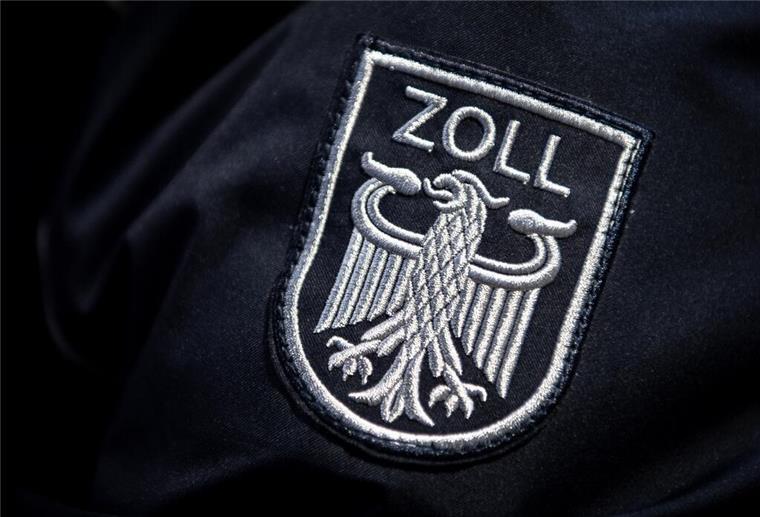 Bremen: Drogendealer versteckt Kokain in Brot 03.12.2021, Bremen, Bremerhaven: Das Zoll Abzeichen auf der Uniform eines Beamten. Jeden Tag sind die Zollbeamten im Überseehafen in Bremerhaven im Einsatz. Sie suchen nicht nur nach Schmuggelware, sondern auch nach gefälschten Markenprodukten. (zu dpa "Auf der Suche nach Markenfälschungen") Foto: Sina Schuldt/dpa +++ dpa-Bildfunk +++