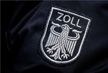 03.12.2021, Bremen, Bremerhaven: Das Zoll Abzeichen auf der Uniform eines Beamten. Jeden Tag sind die Zollbeamten im Überseehafen in Bremerhaven im Einsatz. Sie suchen nicht nur nach Schmuggelware, sondern auch nach gefälschten Markenprodukten. (zu dpa "Auf der Suche nach Markenfälschungen") Foto: Sina Schuldt/dpa +++ dpa-Bildfunk +++