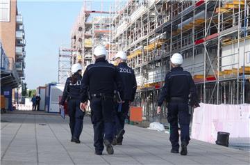 Der Zoll hat in Bremerhaven mehrere Baustellen kontrolliert.
