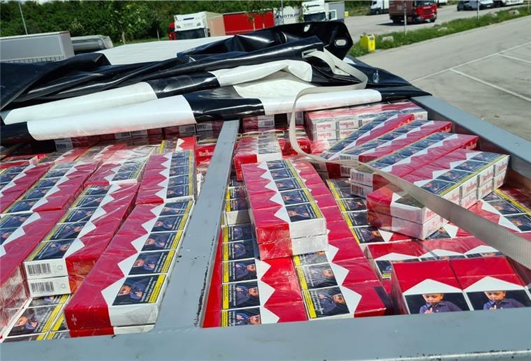 Bremerhaven: Zoll stellt fast 5.000 Zigaretten sicher Der Zoll in Bremerhaven hat fast 5000 Zigaretten in einem Kleintransporter gefunden.