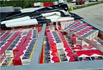 Der Zoll in Bremerhaven hat fast 5000 Zigaretten in einem Kleintransporter gefunden.