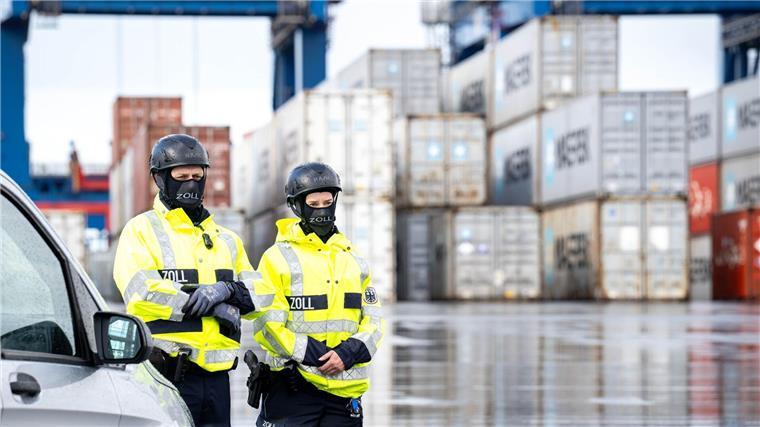Bremer Zoll: Rekordmenge an Kokain sichergestellt Der Zoll kontrolliert Container im Hafen.