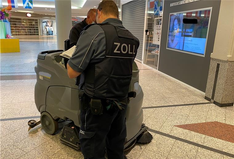 Zoll überprüft Gebäudereiniger in Bremerhaven Der Zoll kontrolliert Gebäudereiniger - hier im Columbus-Center.