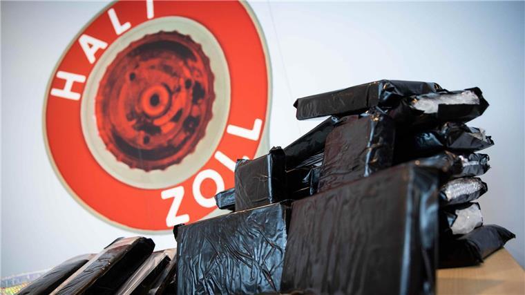 Der Zoll präsentiert Blöcke einen großen Kokainfund.