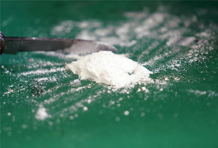 Drogenschmuggel: Polizei und Zoll arbeiten enger zusammen Der Zoll präsentiert einen kleinen Teil sichergestellten Kokains. In Bremerhaven sollen Zollfahnder und Kriminalpolizisten künftig enger zusammenarbeiten.