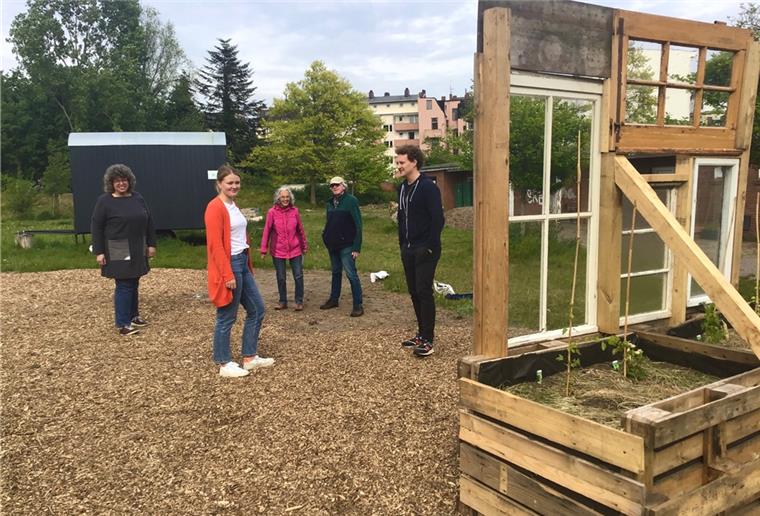 Zolli wird mit Schiffscontainer zum Öko-Cafe Der Zolli kriegt ein Urban-Gardening-Kiosk-Cafe - genau hier. Die Zolli-Vereinsmitglieder Anna Gendrich , Marlon Bach, Keith Buckley, Eloisabeth Goth und Susanne Ruser unterstützen das ökologische Gastro-Projekt. Foto Schwan