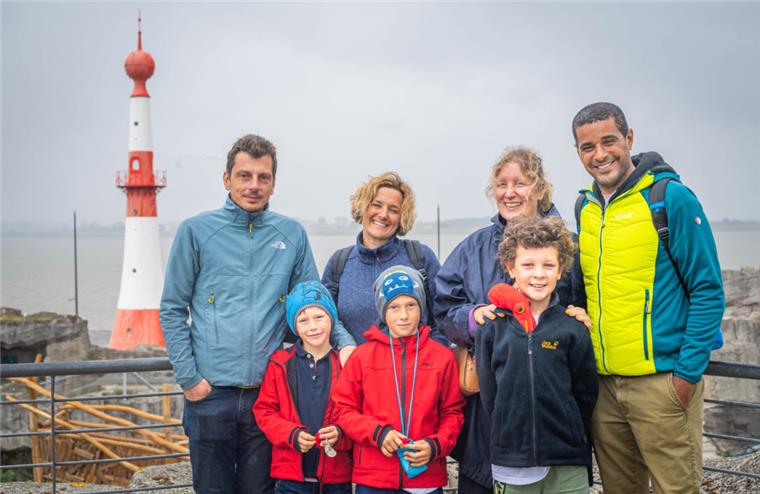 Der Zoo war ihr erstes Ziel. Diese sieben Kreuzfahrer erkunden die Seestadt auf eigene Faust: Antonio (links) und Ehefrau Milena mit Francesco (7) und Piedro (9) aus Italien, sowie Italienerin Alessandra und Lebensgefährte Julian aus London (rechts) mit Sohn Giacomo (8).