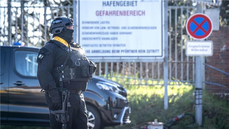 Castor-Transport soll nach Bayern rollen Der Zugang ist zum Hafen ist bewacht.