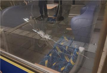 Die Fensterscheibe des Zugs der Start Unterelbe wurde durch den Steinwurf beschädigt.