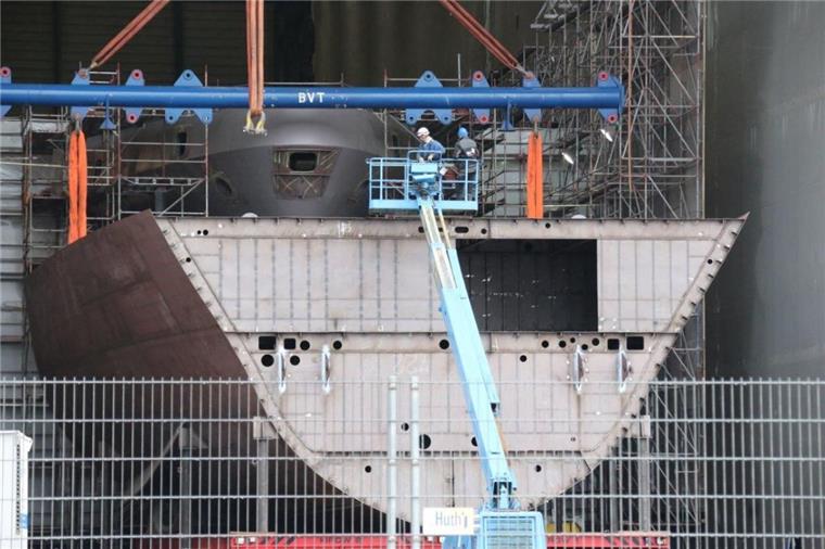 Bremerhaven: Erste Fregatte nimmt Form an Der Zusammenbau der ersten beiden Sektionen für die erste von drei Fregatten – angelehnt an den Schiffstyp Meko A200 - für die ägyptische Marine hat im Fischereihafen von Bremerhaven begonnen.