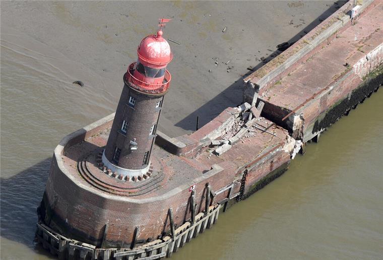 Schiefer Turm auf der eingesackten Nordmole.