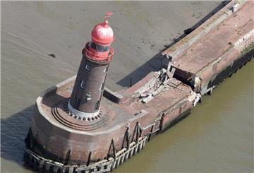 Schiefer Turm auf der eingesackten Nordmole.
