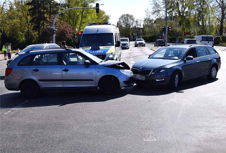 Zwei Autos sind auf einer Kreuzung zusammengeprallt. Die Polizei ist vor Ort.