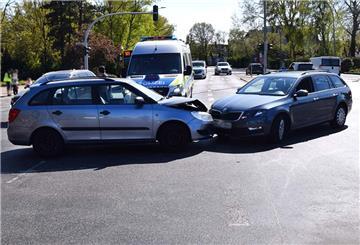 Zwei Autos sind auf einer Kreuzung zusammengeprallt. Die Polizei ist vor Ort.