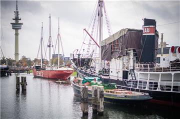 Der Zustand der Museumsflotte im Alten Hafen von Bremerhaven ist ein Trauerspiel. Im Bild (von rechts): Der Walfänger "Rau IX", der Binnenschlepper "Helmut" und das Feuerschiff "Elbe 3". Eine Rechtsanwältin hat jetzt eine Strafanzeige gegen die Leitung des Deutschen Schifffahrtsmuseums gestellt.