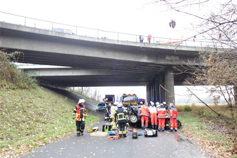 Nach Sturz von A27: So geht's dem Fahrer Der Zustand des Autofahrers, der mit seinem Wagen von der Autobahn 27 gestürzt ist, ist weiterhin kritisch. Er hat einen Schädelbasisbruch erlitten.