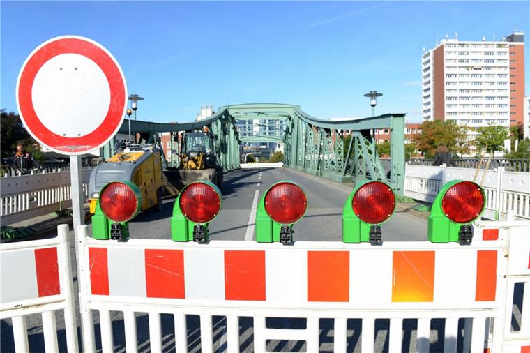 Der Zustand ist schlecht: Die Alte Geestebrücke steht kurz davor, aus Gründen der Verkehrssicherheit geschlossen zu werden. Noch ist es aber nicht so: Das Foto stammt aus dem Jahr 2012, als die Brücke einen neuen Fahrbahnbelag erhielt. 