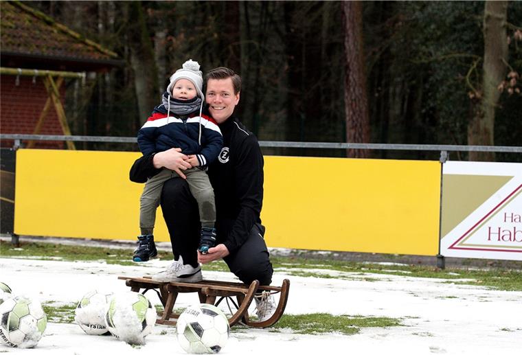Christoph Fahjen will beim TuS Zeven durchstarten Der zweijährige Marten hat genau wie der Papa Christoph Lust auf Fußball.