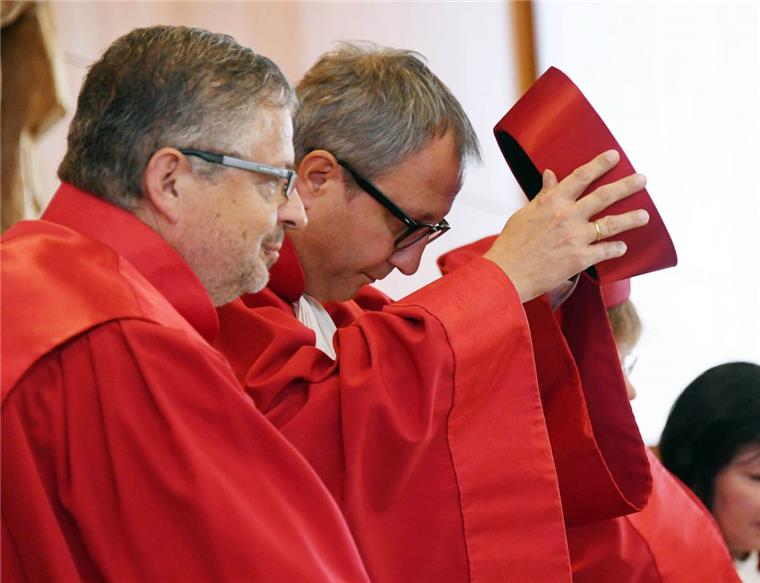Verfassungsgericht gibt grünes Licht für Ceta Der Zweite Senat beim Bundesverfassungsgericht in Karlsruhe mit Peter Huber (von links) und Andreas Voßkuhle (Vorsitzender des Senats und Präsident des Gerichts) eröffnet die mündliche Verhandlung zu Eilanträgen gegen das Freihandelsabkommen Ceta.