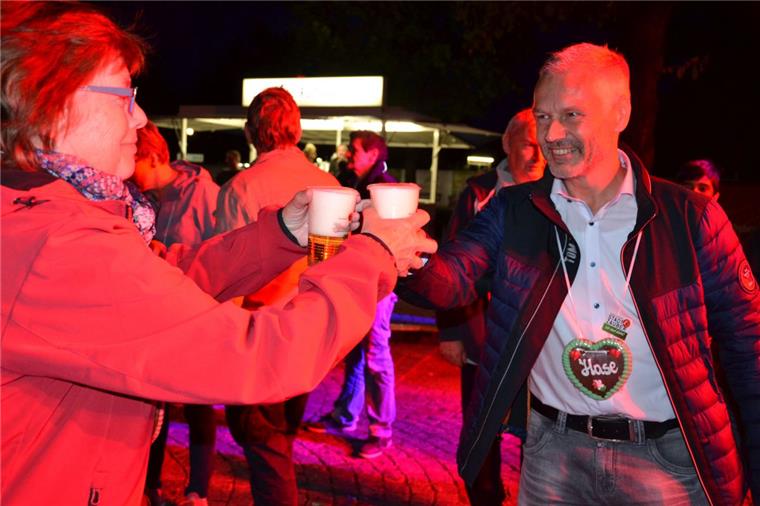 Zeven: Stadtzauber geht gleich richtig gut los Der zweite stellvertretende Bürgermeister der Stadt Zeven, Jens Petersen, verteilt bei der offiziellen Stadtzauber-Eröffnung um 20.30 Uhr auf dem Vitus-Platz vor der Musikbühne Freibier an die Zuschauer, nachdem er vorher ein entsprechendes Fass angestochen hat.