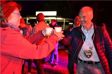 Der zweite stellvertretende Bürgermeister der Stadt Zeven, Jens Petersen, verteilt bei der offiziellen Stadtzauber-Eröffnung um 20.30 Uhr auf dem Vitus-Platz vor der Musikbühne Freibier an die Zuschauer, nachdem er vorher ein entsprechendes Fass angestochen hat.