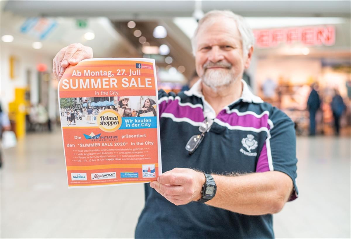 Dere neue City-Manager soll die Innenstadt beleben - das wünschen sich nicht nur die City-Skipper deren ehrenamtlicher Vorstand (im Bild Karlheinz Michen mit dem Aktionsflyer zum Summer Sale) solche Aktionen momentan „nebenher“ erledigen muss.