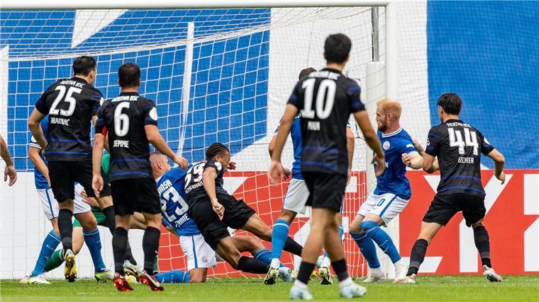 Derry Scherhant brachte Hertha in Rostock in Führung.