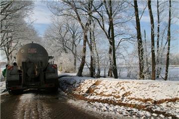 Derzeit sind vier Traktor-Gespanne im Einsatz, um das Wasser vom Appelner Dorfgraben zum Klärwerk in Beverstedt zu fahren. Foto Rendelsmann