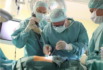 Ärzte und Schwestern stehen bei einer endoskopischen Operation in einem Operationssaal 