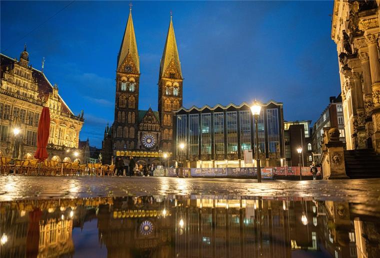 Ein Jahr vor der Bürgerschaftswahl: SPD liegt in Umfrage vorn Das Alte Rathaus (l-r), der Bremer St.-Petri-Dom und die Bremische Bürgerschaft.