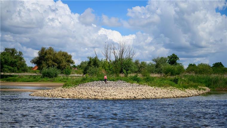 „Tanja“ pausiert trotz Baggerarbeiten weiter Derzeit wird viel Sand aus dem Fluss geholt.