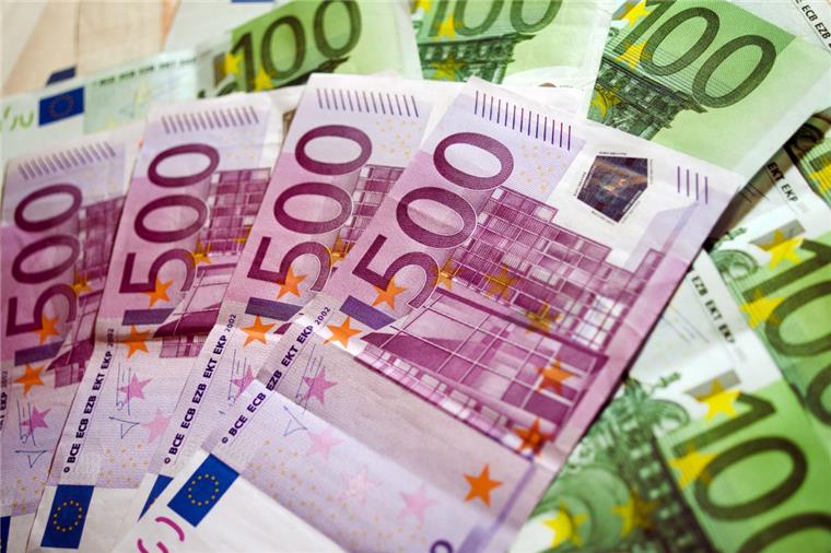 27.000 Euro gespendet Des Loxstedter Kunst- und Hobbykreis konnte bereits mehr als 27.000 Euro an karitative und öffentliche Einrichtngen spenden.